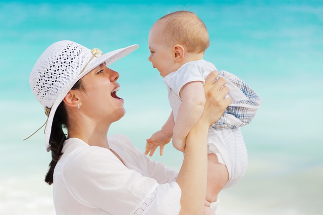 Une maman heureuse avec son bébé