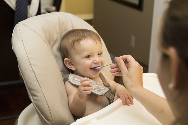 un bébé qui mange