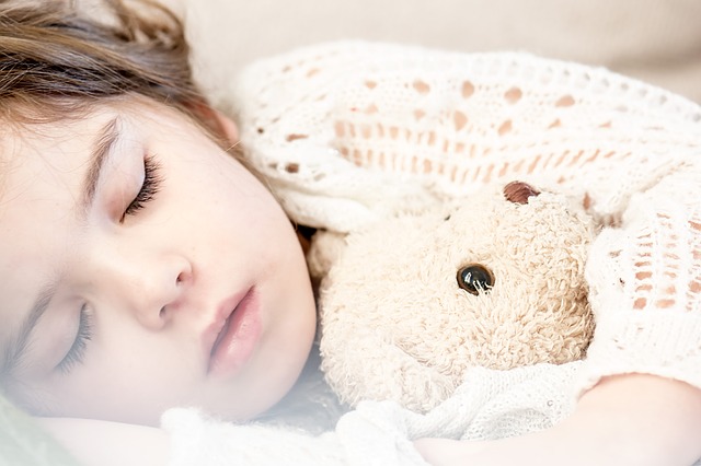 un enfant qui dort dans son lit