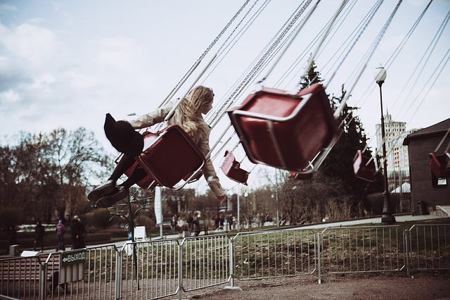 enfant au parc d'attraction