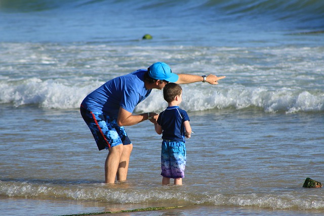 Un père et son fils à la mer