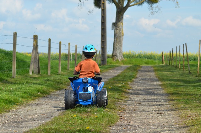 Enfant qui fait du quad