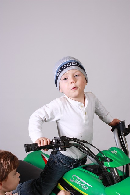 En enfant sur un quad vert